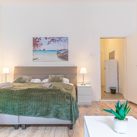 Budget-Friendly 2Br Apt With Great Location Apartment Viena Exterior foto