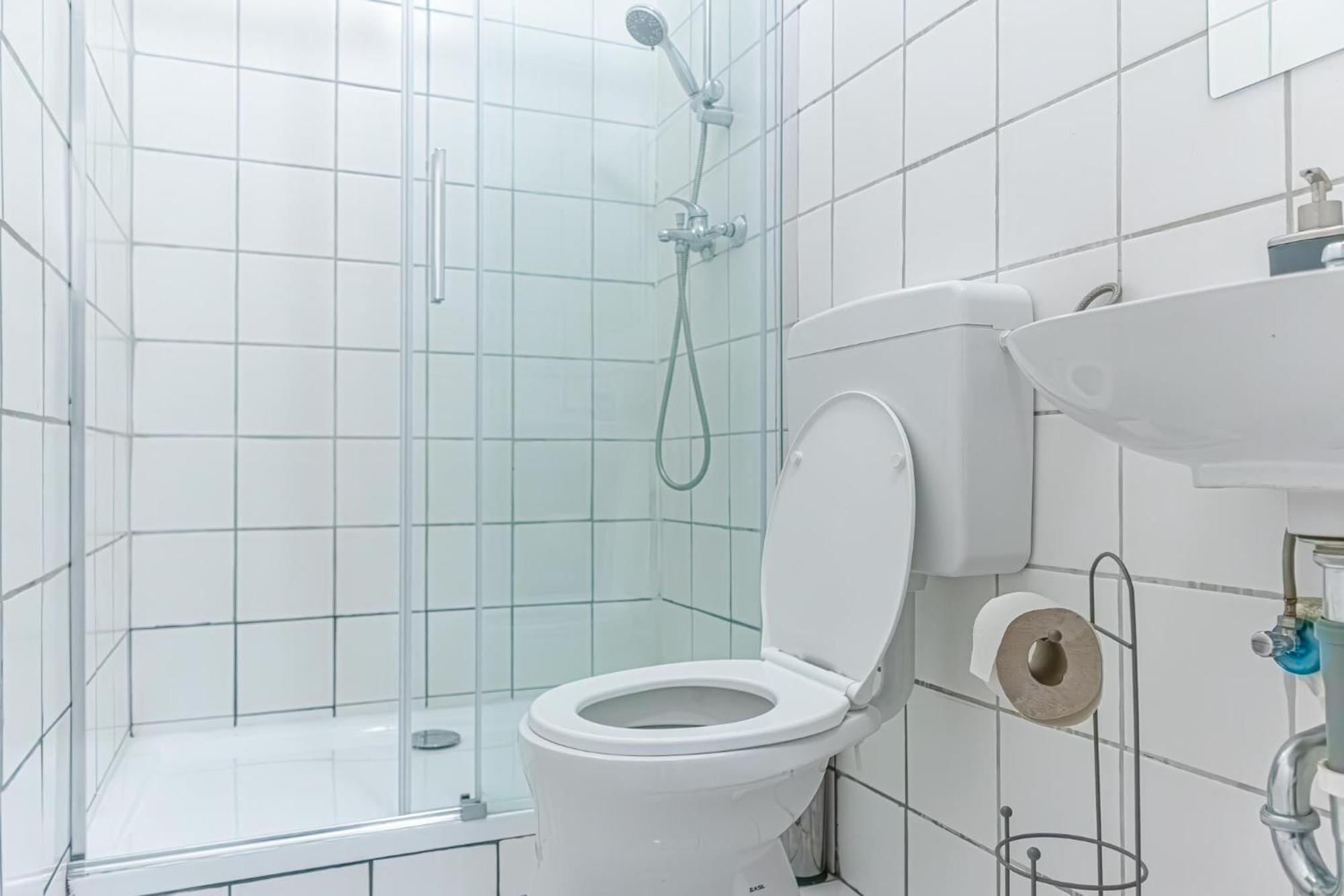 Budget-Friendly 2Br Apt With Great Location Apartment Viena Exterior foto
