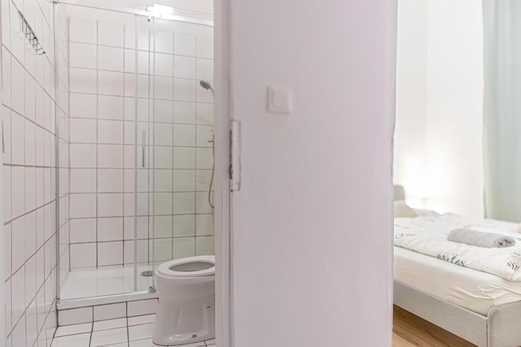 Budget-Friendly 2Br Apt With Great Location Apartment Viena Exterior foto