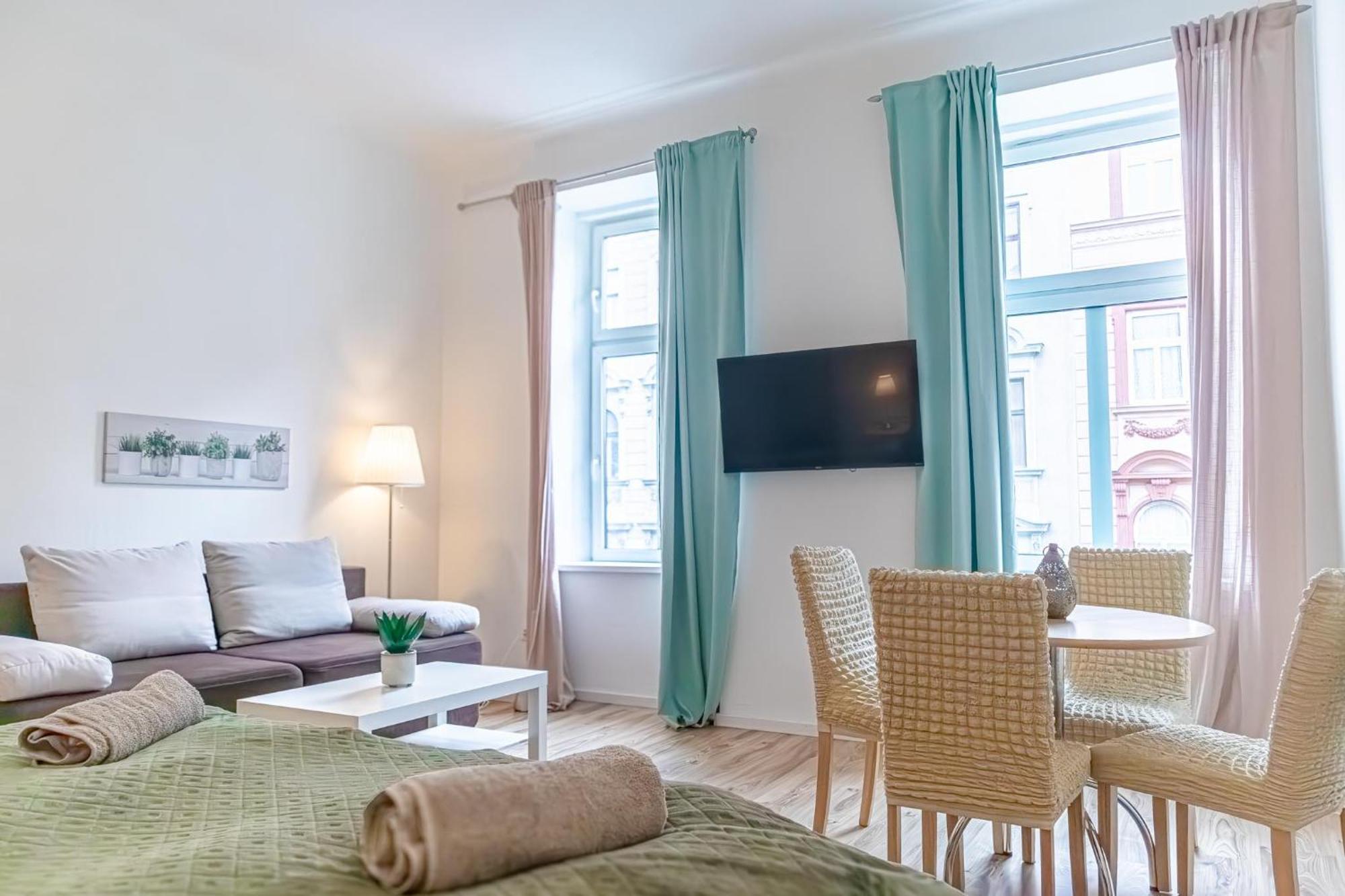 Budget-Friendly 2Br Apt With Great Location Apartment Viena Exterior foto
